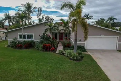 Image de Villa de rêve au canal avec exposition sud dans un quartier résidentiel calme, accès direct golf