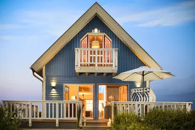 Image de Maison de plage de luxe directement sur la mer avec des terrasses, accès à la plage, sauna, cheminée