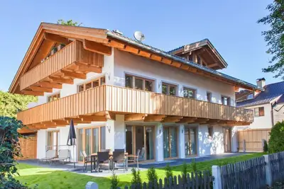 Image de Appartement ensoleillé au rez-de-chaussée avec une vue fantastique sur le massif de la Zugspitze.