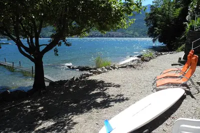 Image de Maison rénovée sur le lac en 2018, terrain avec accès direct à la plage à Limonta,