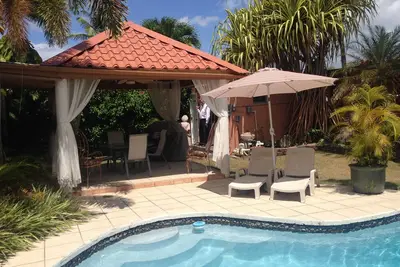 Image de Maison tropicale avec piscine, A / C et 3 pâtés de maisons de la plage