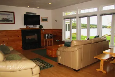 Image de Modern Lakefront 4 Bdrm, 3 Bath, Home Close To Meredith Center, Beautiful Views