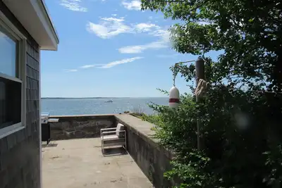 Image de Droit sur la plage, sur une baie calme idéale pour le kayak