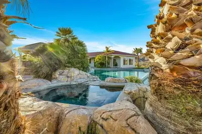 Image de Les collines de Palm Springs! Réservez maintenant et soyez étonné de la valeur!