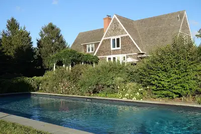 Image de Retraite familiale décorée avec goût et luxuriante avec piscine de 60 '