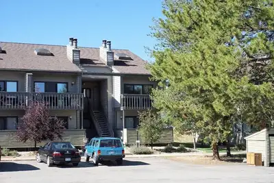 Image de ** Emplacement de ski parfait ** Cuisine récemment mise à jour, piscine chauffée, unité d'extrémité d'étage supérieur