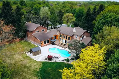 Image de Magnifique propriété de luxe au cœur des Poconos avec piscine chauffée privée et bain à remous