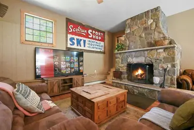 Image de Spacieuse maison coloniale, à quelques minutes de Camelback et Crossings Outlets