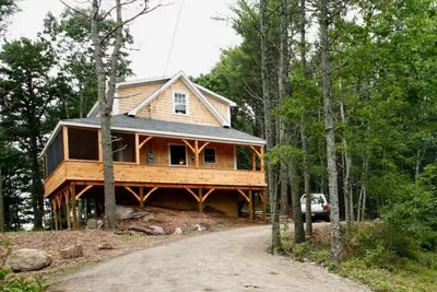 Image de Pittoresque Waterfront Cottage avec porche d'écran Wraparound