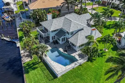 Image de Cette villa de luxe avec piscine est située directement sur la rivière dans un endroit fantastique