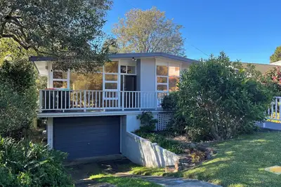 Image de Maison Sur Parc: Sauvegarde sur le parc mène à la plage