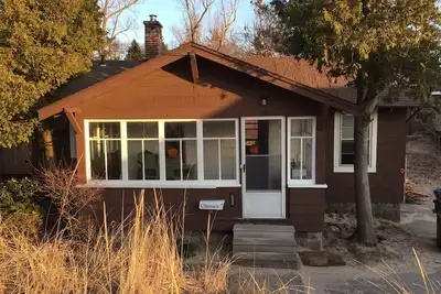 Image de Bailey Sands: Adorable Vintage Beach Cottage, à quelques pas de la plage du lac Michigan