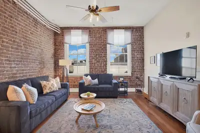 Image de Emplacement, emplacement, emplacement! Chic New Broughton Loft au coeur de Savannah