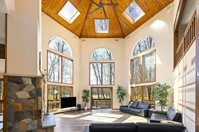 Image de Incroyable château moderne au bord du lac dans un emplacement de choix à Pocono! WiFi, Ac, chaloupe.