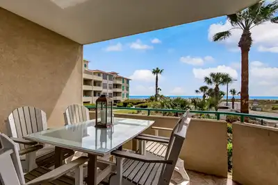 Image de Magnifique condo de 3 chambres avec vue sur la mer et piscine, à quelques pas de la plage!