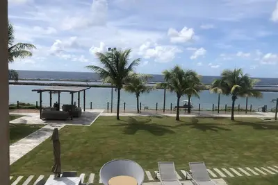 Image de Bungalow de luxe en bord de mer avec piscine privée.