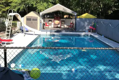 Image de Amusement en plein air: piscine, bar en plein air, putting green, bain à remous, foyer,