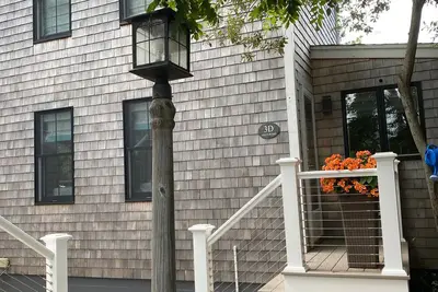 Image de Belle West End 2 Bed / 2 Bath Condo sur 2 niveaux. Cottage Libre debout de 850pc