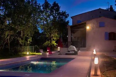 Image de Belle villa provençale avec piscine chauffée.
