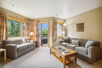 Image de Vue imprenable et emplacement - piste de ski retour / service de navette avec un centre sportif