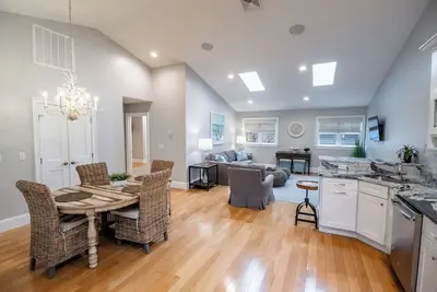 Image de Beachy Condo w / Luxurious Baths dans du centre-ville