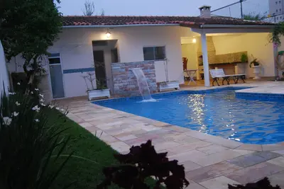 Image de Maison avec piscine, barbecue, cheminée se trouve un centre du bloc de plage