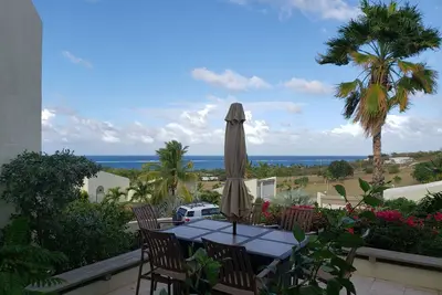 Image de Détendez-vous au \"Villa Serenite\", vue panoramique, plage tranquille.