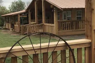 Image de Le Vineyard View Cottage est niché au milieu des arbres et des petits vignobles.