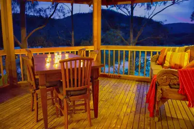 Image de La cabane dans les arbres - Rivière Hawkesbury. Chalet au bord de l'eau tranquille.