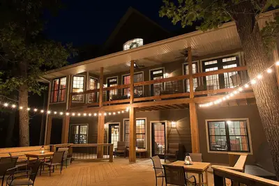 Image de Maison isolée 6br avec bain à remous / salle de jeux avec une immense terrasse et des vues incroyables