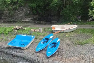 Image de Cottage confortable avec bain à remous, 4 kayaks et bateau à pédales