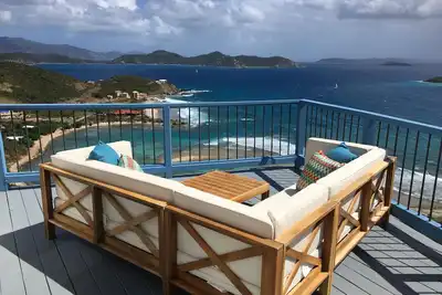 Image de Brises de l'océan chaudes et vagues se brisant sur le récif de corail ci-dessous. Tout nouvel intérieur!