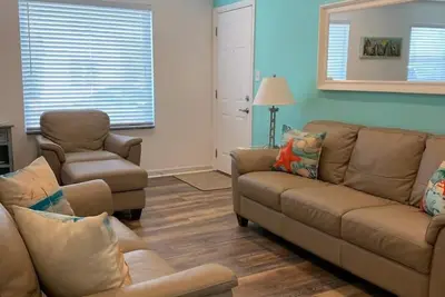 Image de Super endroit! 1 bloc court à la promenade.