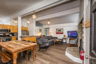 Image de Lily Pad_Modern avec jeux, téléviseurs intelligents et équipements d'accueil (Gym / HotTub / Sauna / Piscine)