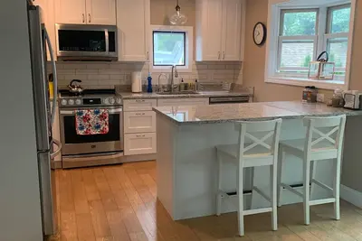 Image de Profitez de notre chalet confortable et récemment meublé près des plages et des restaurants de Newport! !