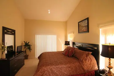 Image de Luxe 4 Chambres / 3 Bath Villa + Piscine surdimensionné avec la vie privée dans Disney Area