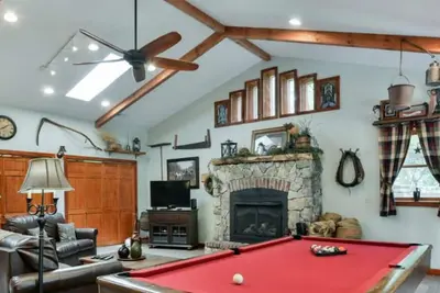 Image de The Hiding Place - All-One-Level Carriage House - Table de billard, bain à remous