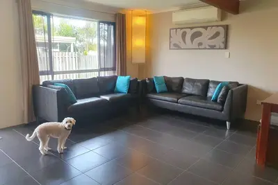 Image de Caloundra Beach Townhouse amicale -aliments pour animaux domestiques.