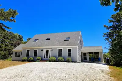 Image de Spacieux Oceanside 4bd Cape contemporaine - Central A / C, Sun Room, véranda, Lot privé