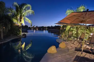 Image de Oasis au bord du lac: piscine chauffée, spa et bateau inclus.