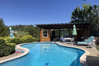 Image de The Birdhouse - Piscine. Jacuzzi. Superbes vues sur la région viticole. Pont privé.