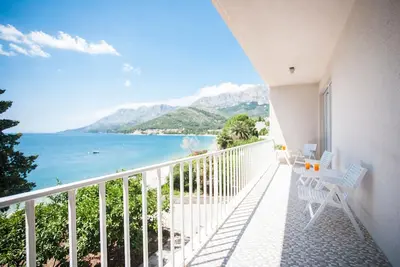 Image de Moderniste villa sur la plage avec des jardins en terrasses calmes méditerranéens