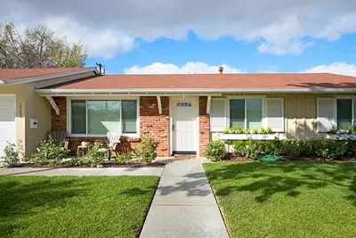 Image de 4 miles de Disneyland - Maison rénovée 3bd 2ba avec piscine privée