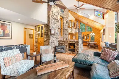 Image de Tall Pines Sanctuary - Maison dans une salle de lit superposée HotTub de 40 acres