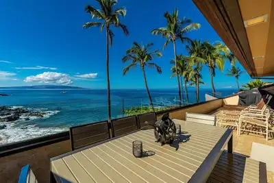Image de Luxueux Oceanfront Makena Surf Three Bedroom Condo - rénové et à jour