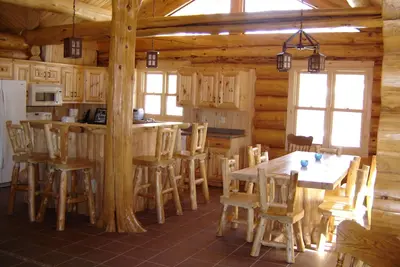 Image de Unique d'une cabane en rondins sur un lac unique. Isolé, grand et beau.