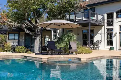Image de Point pittoresque - Vue sur la piscine et le lac!