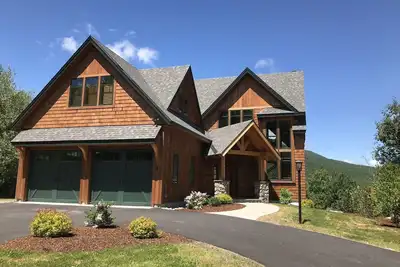 Image de Belle maison de montagne neuve avec bain à remous et vue imprenable sur la montagne