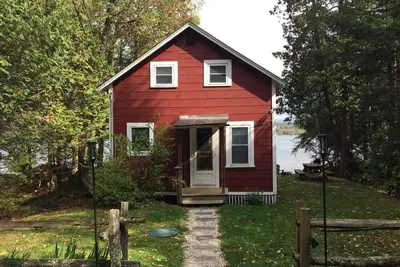 Image de Waterfront Cottage sur le lac paisible Salem.