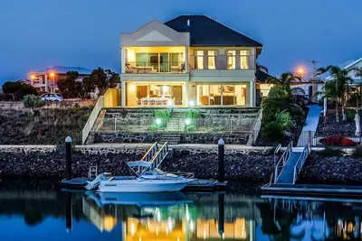 Image de Idle Times - Luxe sur la marina de la côte de cuivre